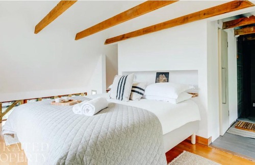 Chelsworth House | Inviting Grand Suffolk Barn Conversion - Pet Friendly Retreat