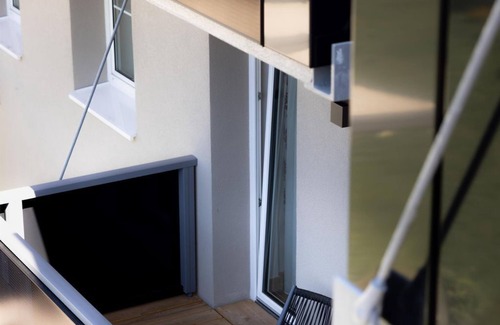 Maxglan House | Elegant Grand Suite at Hotel MAX with Ocean View & Kitchen
