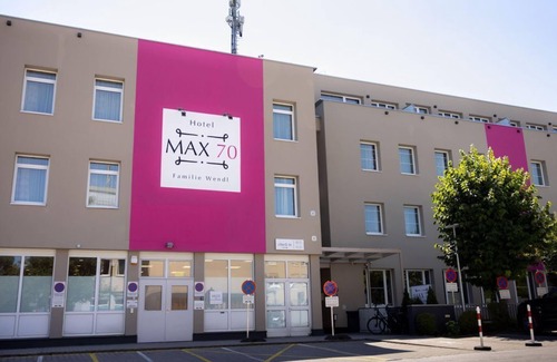 Maxglan House | Elegant Grand Suite at Hotel MAX with Ocean View & Kitchen