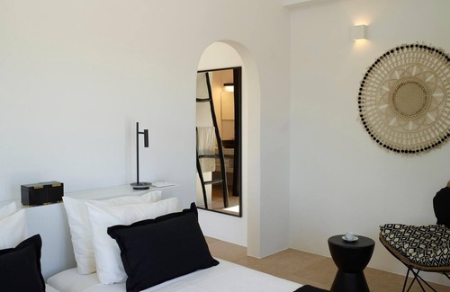 Akrotiri House | Grand Suite with Outdoor Heated Jacuzzi