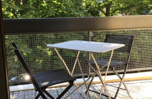 Couronne Urbaine Apartment | Historic Retreat: Grand T2 Near Aix en Provence Center