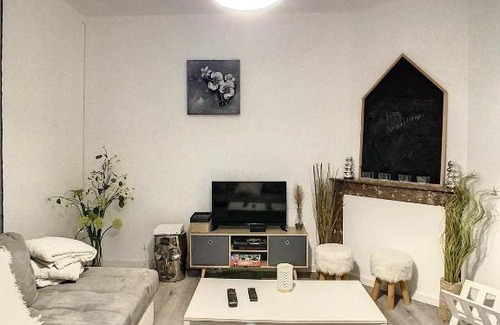 Saint-Quentin Apartment | Cozy Grand T2 with Hot Tub and Terrace for 4 Guests