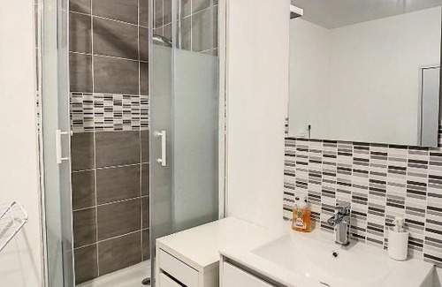 Saint-Quentin Apartment | Cozy Grand T2 with Hot Tub and Terrace for 4 Guests