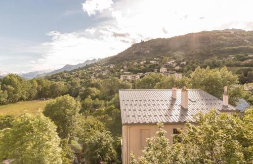 Briancon Apartment | Cozy Grand T4 in Briançon: Near Ski Lifts & Shops