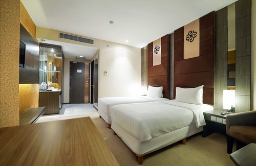 Tanjung Duren Utara Hotel | Discover Grand Tjokro Jakarta: 4-Star Comfort & Dining