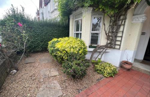 Thurlow Park House | Inviting Grand Tulse Hill Villa: Family-Friendly Stay
