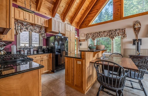 Beaver Cove Cottage | Grand View Lakefront Cottage - Unforgettable Sunset Retreat