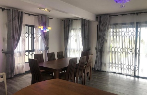 Union Park House | Budget-Friendly Grand View Villa - Rated 10/10 for Families