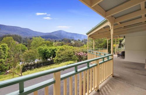 Warburton House | Relaxing Getaway at Grand View with Spa and Sauna