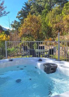 Warburton House | Relaxing Getaway at Grand View with Spa and Sauna