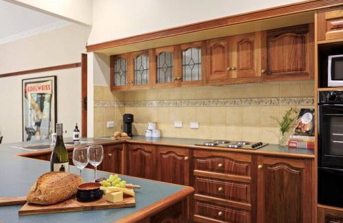 Warburton House | Relaxing Getaway at Grand View with Spa and Sauna