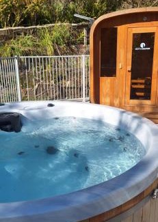 Warburton House | Relaxing Getaway at Grand View with Spa and Sauna