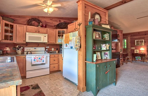 Maggie Valley Cabin | Scenic Getaways with Pool & Breakfast - Rated 10/10