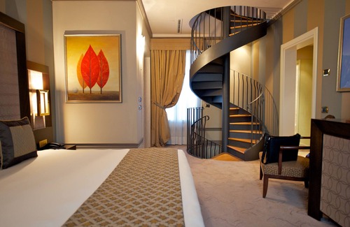 Porta Romana Hotel | Elegant Grand Visconti Palace: 4-Star Retreat with Spa & Pool