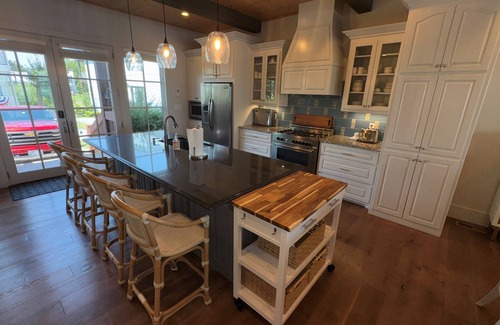 Vinita House | Grand Waterfront-Luxury 4-Level Lakefront Retreat, Community Pool