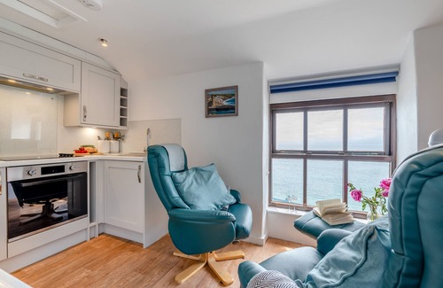 Porthleven House | Cozy Getaway at Grandad's Net Loft - Ideal for Couples