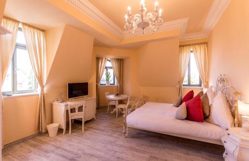 Weimar Hotel | Ideal Getaway at Grande Albergo Giancarlo with Dining & Family Comfort