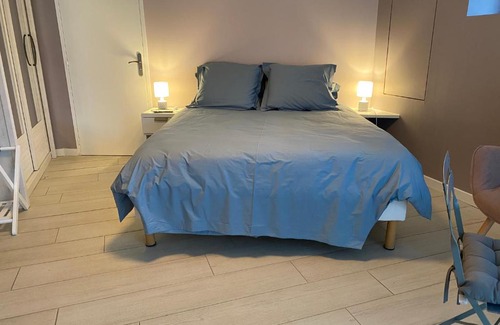 Concarneau Bed & Breakfast | Spacious Guest Room in City Center with Breakfast Included