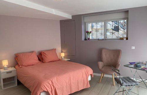 Concarneau Bed & Breakfast | Spacious Guest Room in City Center with Breakfast Included