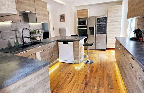 Sauvian House | Spacious Private Room with Kitchen - Guest Rated 10/10