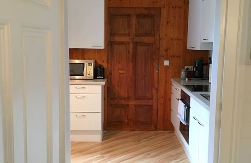 Josefstadt Apartment | City-Center Grande Suite: Top-Rated Stay with Kitchen & Breakfast