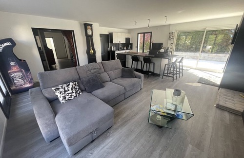 Angoulins Bed & Breakfast | Explore Grande Maison: Family-Friendly Retreat with Hot Tub