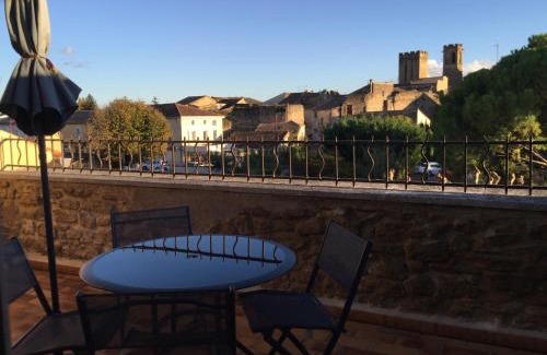 Entraigues-sur-la-Sorgue Apartment | Experience Grande Terrasse with Private Parking & Local Bikes