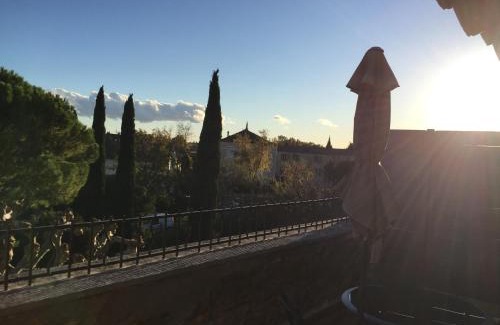 Entraigues-sur-la-Sorgue Apartment | Experience Grande Terrasse with Private Parking & Local Bikes