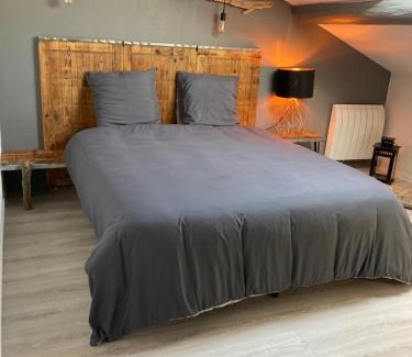 Entraigues-sur-la-Sorgue Apartment | Experience Grande Terrasse with Private Parking & Local Bikes