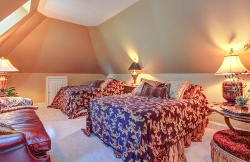 Kennebunkport House | Experience Grandeur On The Green: Family-Friendly Retreat