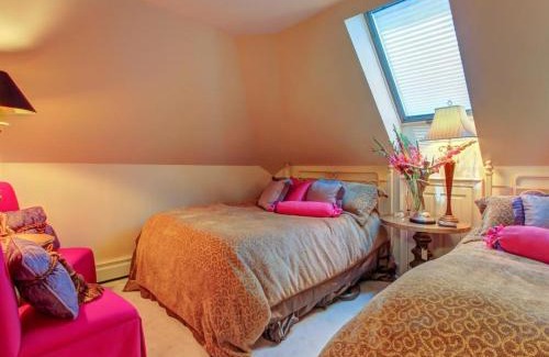 Kennebunkport House | Experience Grandeur On The Green: Family-Friendly Retreat