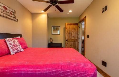 Lenoir House | Inviting Getaway at Grandfather Vistas - Family-Friendly Retreat