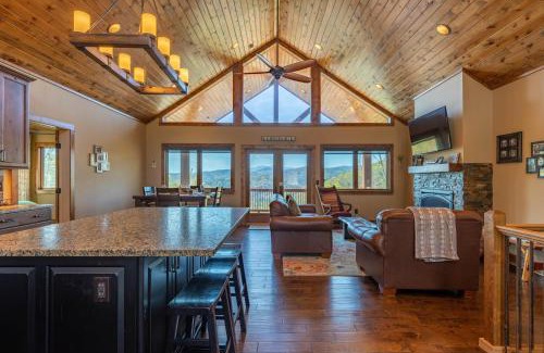 Lenoir House | Inviting Getaway at Grandfather Vistas - Family-Friendly Retreat