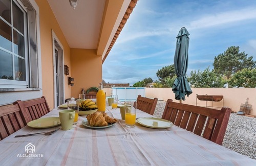 Torres Vedras House | Experience Grandfather Zé's House: Poolside Bliss in Silveira