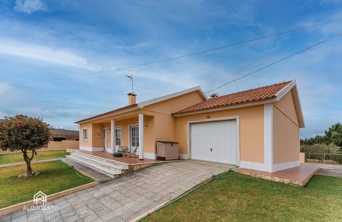 Torres Vedras House | Experience Grandfather Zé's House: Poolside Bliss in Silveira