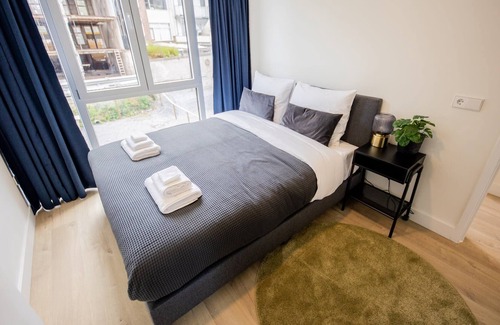 Delfshaven Apartment | Spacious 3-Bed Serviced Apartment with Kitchen Amenities