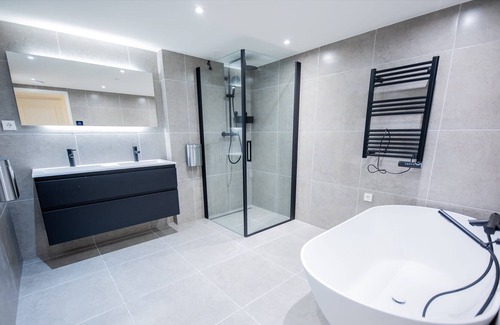 Delfshaven Apartment | Spacious 3-Bed Serviced Apartment with Kitchen Amenities