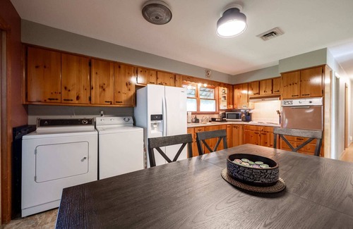 Indianapolis House | Relaxing Indy Oasis by Broad Ripple with Kitchen & Breakfast