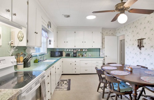 West Pensacola House | Serene Grandma's House: Family-Friendly with Pool Access