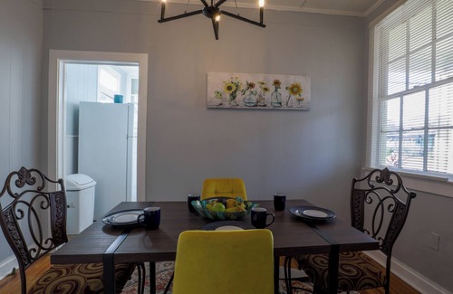 Hattiesburg Apartment | Grandma's Place! Charming and Cozy 2-bedroom apartment w/Wi-Fi & AC
