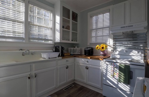 Hattiesburg Apartment | Grandma's Place! Charming and Cozy 2-bedroom apartment w/Wi-Fi & AC