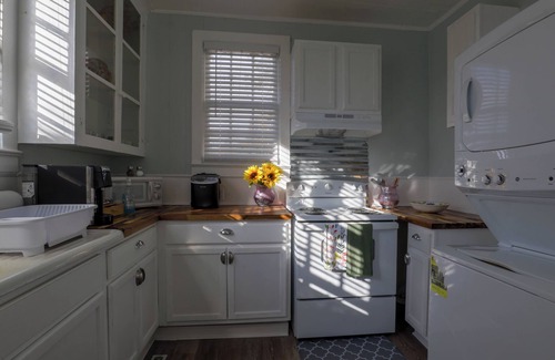 Hattiesburg Apartment | Grandma's Place! Charming and Cozy 2-bedroom apartment w/Wi-Fi & AC