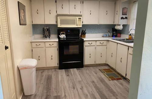 Lasburys Sunset Terrace House | Pet-Friendly Block Home Near Historic Downtown Deland