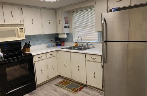 Lasburys Sunset Terrace House | Pet-Friendly Block Home Near Historic Downtown Deland