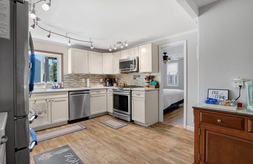 Chincoteague House | Grandma's House - Close to town, game area & large yard!