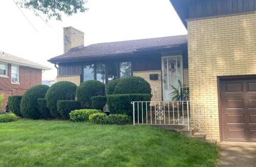 Lower Burrell Bed & Breakfast | Comfortable Grandma Sang's Bed & Breakfast with Hot Tub