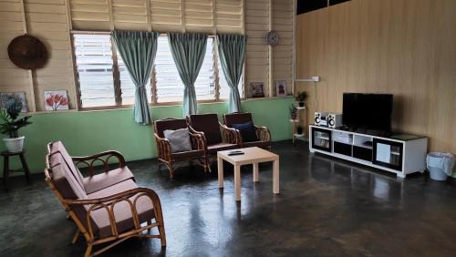 Gopeng House | Family-Friendly Getaway at Grandpa House - 10/10 Rating!