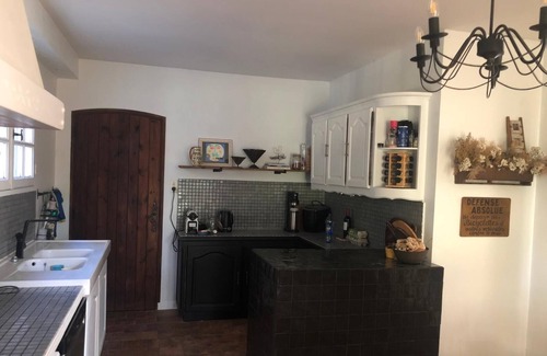 Orange House | Welcoming Retreat in the Heart of Orange - Pets Allowed!