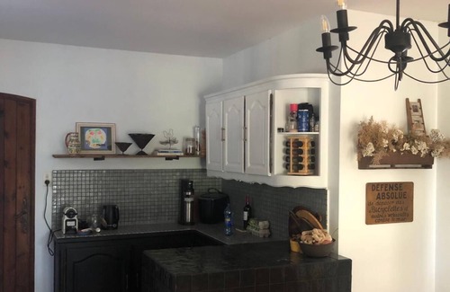 Orange House | Welcoming Retreat in the Heart of Orange - Pets Allowed!