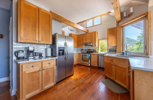 White Salmon House | Inviting Grandview 3 Bedroom Home with Spa and Pet Friendly